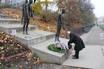 Pan Nerad u Pomníku obětí komunismu