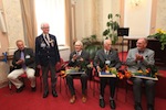 Oceněný účastník odboje a odporu proti komunismu, 97 letý Eduard Marek, při čtení jeho medailonku