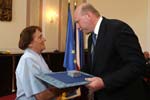Předání pamětního odznaku a dekretu paní Jarmile Kučerové, která převzala ocenění in memoriam za pana Františka Havelku