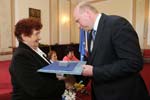 Předání pamětního odznaku a dekretu paní Zdence Olejárové, která převzala ocenění in memoriam za pana Bohumila Jakubka