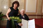Pan Milan Sehnal s manželkou, který převzal ocenění účastníka odboje a odporu proti komunismu za pana Břetislava Dofka